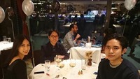 Nadia tak lupa mengabadikan momennya bersama keluarga saat makan malam di pesta tahun baru. Foto: Instagram @nadsap