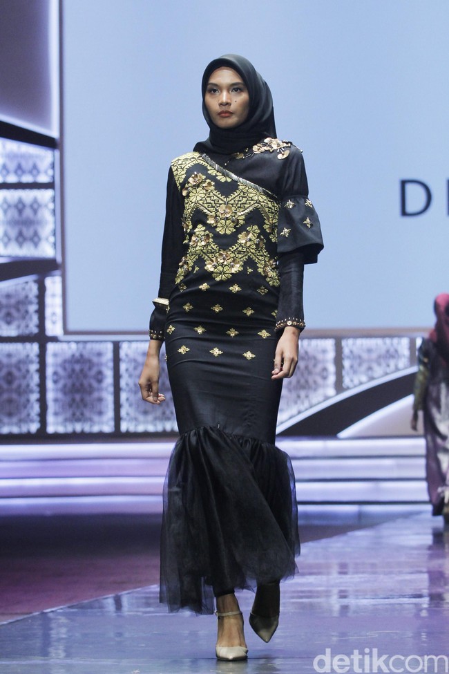 Fashion show Dian Pelangi memperagakan busana muslim dari songket Riau dengan tema Beauty In Diversity di Indonesia Sharia Economic Festival [ISEF] 2019, Jakarta Convention Center, Jakarta. Kamis [14/11/20109]. Foto: Mohammad Abduh/Wolipop