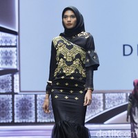 Fashion show Dian Pelangi memperagakan busana muslim dari songket Riau dengan tema Beauty In Diversity di Indonesia Sharia Economic Festival [ISEF] 2019, Jakarta Convention Center, Jakarta. Kamis [14/11/20109]. Foto: Mohammad Abduh/Wolipop