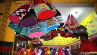 Tak melulu soal batu akik, beberap kerajinan lainnya seperti tas juga dipajang.
