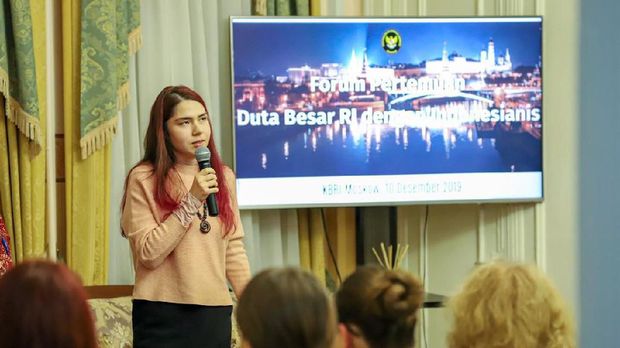 Anna Mamedova, pecinta seni budaya Indonesia bercerita tentang Indonesia dalam pertemuan di Wisma Duta KBRI Moskow 