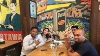Sambil menikmati minuman, Aida Saskia tampak berbahagia bisa berkumpul bersama teman-temannya sambil berbincang dan menikmati hidangan di atas meja. Foto: Instagram @aidasaskia.new