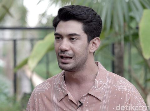 Reza Rahadian saat ditemui di kawasan Senayan.