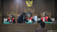 Atas perbuatan itu, Mujib didakwa melanggar Pasal 5 ayat (1) huruf a atau Pasal 13 Undang-Undang Nomor 31 Tahun 1999 tentang Pemberantasan Tindak Pidana Korupsi sebagaimana diubah dengan Undang-Undang Nomor 20 Tahun 2001.