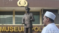 Massa menuntut keduanya dipenjara karena dipandang sebagai penista agama.