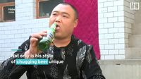 Keren! Pria Ini Bisa Minum Air Bentuk Tornado dari Mulutnya