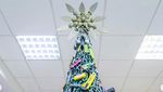 Foto Pohon Natal dari Benda Sitaan Bandara, Gunting hingga Korek