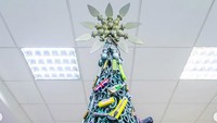 Inilah rupa pohon Natal di Bandara Vilnius di Lithuania. Pohon ini dibangun dari beragam benda-benda yang disita dari penumpang. (vilnius_kaunas_palanga/Instagram)