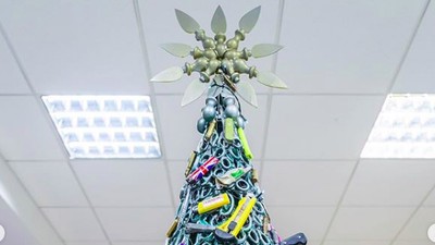 Foto Pohon Natal dari Benda Sitaan Bandara, Gunting hingga Korek