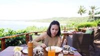 Sarapan Ida kali ini istimewa sebab ia ditemani pemandangan Sumba yang cantik. Wah, seru banget ya! Foto: Instagram idarhijnsburger