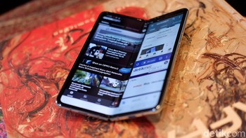 Layar bagian dalam juga dibekali fitur multi active windows. Foto: Adi Fida Rahman/detikINET