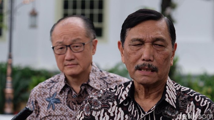Menko Maritim dan Investasi Luhut Binsar Pandjaitan (kanan) bersama Eks Bos Bank Dunia Jim Yong Kim (kiri)