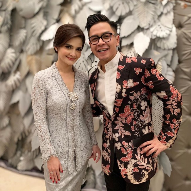 Pada hari pernikahannya dengan Richard Kevin, Cut Tari juga memilih kebaya pengantin simpel. Wanita yang kini menjadi presenter Intens Reborn itu mengenakan kebaya brokat abu-abu dengan kain berwarna senada. Kebaya diberikan sentuhan glamour dengan tambahan aksesori bros.  Foto: Dok. Instagram @ojip_ismaputra