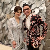 Pada hari pernikahannya dengan Richard Kevin, Cut Tari juga memilih kebaya pengantin simpel. Wanita yang kini menjadi presenter Intens Reborn itu mengenakan kebaya brokat abu-abu dengan kain berwarna senada. Kebaya diberikan sentuhan glamour dengan tambahan aksesori bros.  Foto: Dok. Instagram @ojip_ismaputra