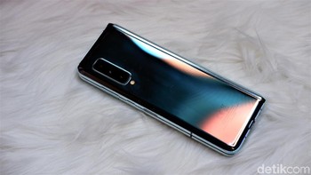 Terdapat tiga kamera di bagian belakang. Foto: Adi Fida Rahman/detikINET