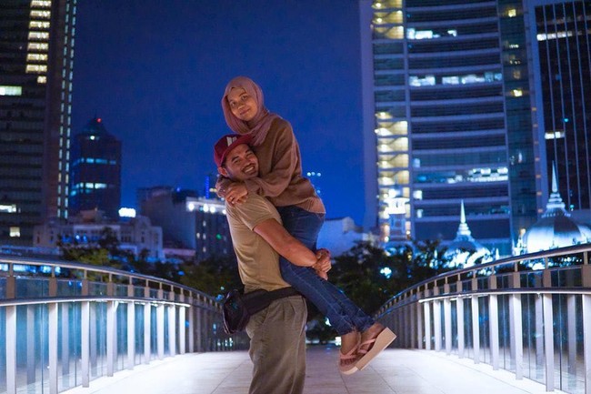 Memang setiap hari saya berziarah ke kuburannya, kadang dua kali sehari. Kalau habis kerja malam, saya juga pergi. Pernah saya ke sana jam 2 pagi, tuturnya. Foto: Instagram @acongbundle