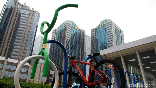 Parkir Sepeda Mejeng di Sepanjang Stasiun MRT Sudirman