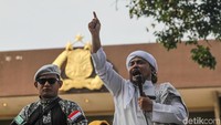 Massa aksi kali ini menuntut diadilinya Sukmawati Soekarnoputri dan Ahmad Muwafiq atau Gus Muwafiq. Massa menuntut keduanya dipenjara karena dipandang sebagai penista agama.