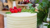 Kue natal cantik ini memiliki rupa yang sederana namun tetap terlihat elegan. Kue ini terbuat dari bolu yang ditumpuk beberapa tingkat dan dibalut krim vanila, lalu dihias dengan buah raspberry yang segar. Foto: Instagram @cakebycourtney