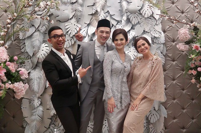 Tampak dalam unggahan Ersa Mayori di Instagram, Richard Kevin juga mengenakan busana yang senada dengan Cut Tari yaitu setelan jas berwarna abu-abu. Penampilan Kevin tampak lebih formal karena dia memadukan jas dan vest di balik kemeja putih serta dasi abu-abunya. Foto: Dok. Instagram Ersa Mayori