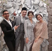 Tampak dalam unggahan Ersa Mayori di Instagram, Richard Kevin juga mengenakan busana yang senada dengan Cut Tari yaitu setelan jas berwarna abu-abu. Penampilan Kevin tampak lebih formal karena dia memadukan jas dan vest di balik kemeja putih serta dasi abu-abunya. Foto: Dok. Instagram Ersa Mayori