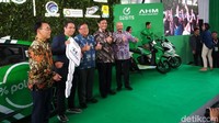 Saat ini model Ioniq kami ambil dari Korea langsung, modelnya spesifik untuk Indonesia, dengan kapasitas baterai 38 kWh. Ini lebih tinggi dibanding biasanya yang 28 kWh, lanjut Ridzki. Foto: Luthfi Anshori/detikOto
