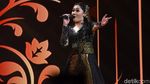 Sexy In Black! Penampilan Nella Kharisma dengan Gaun Batik