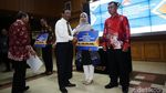 Mahfud Md Serahkan Bantuan ke Korban Terorisme
