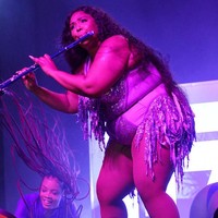 Lizzo memakai bakatnya bermain flute untuk menenangkan dunia yang dilanda kepanikan karena wabah virus corona. Di Instagram, ia mengunggah sebuah video berdurasi 30 menit yang berisi aksinya bermain instrumen semacam suling dengan gaya meditasi. A meditation and mantra to promote healing during this global crisis. Use at your own pace. Love you! tulis penyanyi pemenang Grammy itu. (Foto: Getty Images)