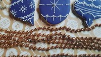 Kue kering Natal yang satu ini punya tampilan yang antimainstream. Bentuknya lonceng dengan hiasan warna biru. Sederhana tapi mewah dan elegan. Foto : instagram @theteagardenparis
