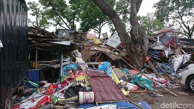  Sampah sisa penggusuran di kantor Satpol PP Medan