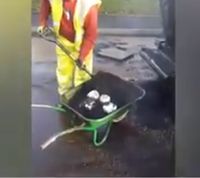 Pekerja Proyek Jalan Ini Memasak Pie dan Ayam Panggang Pakai Aspal Panas