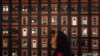 Koleksi yang dipajang merupakan ragam masterpiece dari lukisan hingga kontemporer.