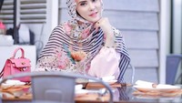 Makan siang di salah satu restoran yang ada di Jakarta, Angel pasang pose manis ketika menunggu pesanan makanannya. Foto: Instagram @angellelga