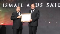Chief Executive Officer Citi Indonesia Batara Sianturi (kanan) memberikan penghargaan Citi Distinguished Alumni Awards kepada Komisaris Dompet Dhuafa Ismail Agus Said (kiri) dalam kategori Community Involvement. Penghargaan ini diberikan karena beliau dinilai berhasil memberikan kontribusi penting kepada masyarakat serta dampak positif terhadap komunitas melalui yayasan nirlaba Dompet Dhuafa. Foto: dok. Citi Indonesia