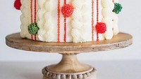 Dibalut dengan krim vanila dan dihias dengan beragam krim warna ciri khas Natal ini terlihat sederhana namun tetap cantik ya. Foto: Instagram @cakebycourtney