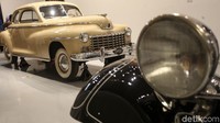 Museum ini pun memiliki koleksi mobil jadul yang langka. Adalah Mercedes Benz tahun 1970, Dodge 1828 hingga Dodge Coupe 1948.