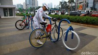 Untuk itu tempat parkir sepeda terus dibuat.