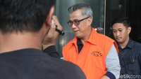 Supendi, Omarsyah, dan Wempy diduga menerima uang dalam besaran yang berbeda-beda dari Carsa. Uang itu diduga berkaitan dengan 7 proyek di Dinas PUPR yang nilai totalnya kurang-lebih Rp 15 miliar.