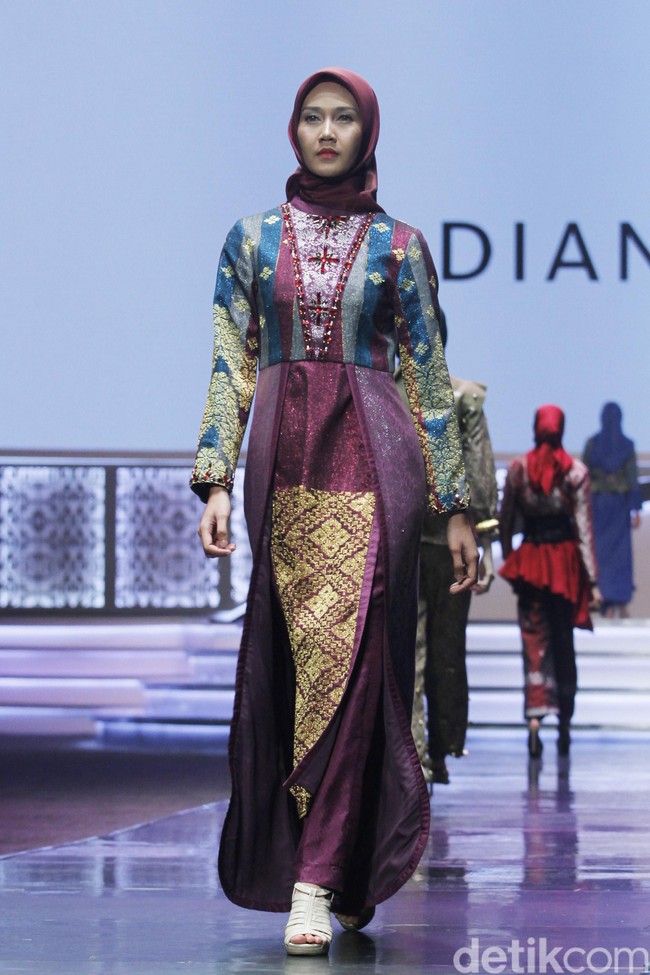 Fashion show Dian Pelangi memperagakan busana muslim dari songket Riau dengan tema Beauty In Diversity di Indonesia Sharia Economic Festival [ISEF] 2019, Jakarta Convention Center, Jakarta. Kamis [14/11/20109]. Foto: Mohammad Abduh/Wolipop