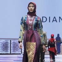 Fashion show Dian Pelangi memperagakan busana muslim dari songket Riau dengan tema Beauty In Diversity di Indonesia Sharia Economic Festival [ISEF] 2019, Jakarta Convention Center, Jakarta. Kamis [14/11/20109]. Foto: Mohammad Abduh/Wolipop