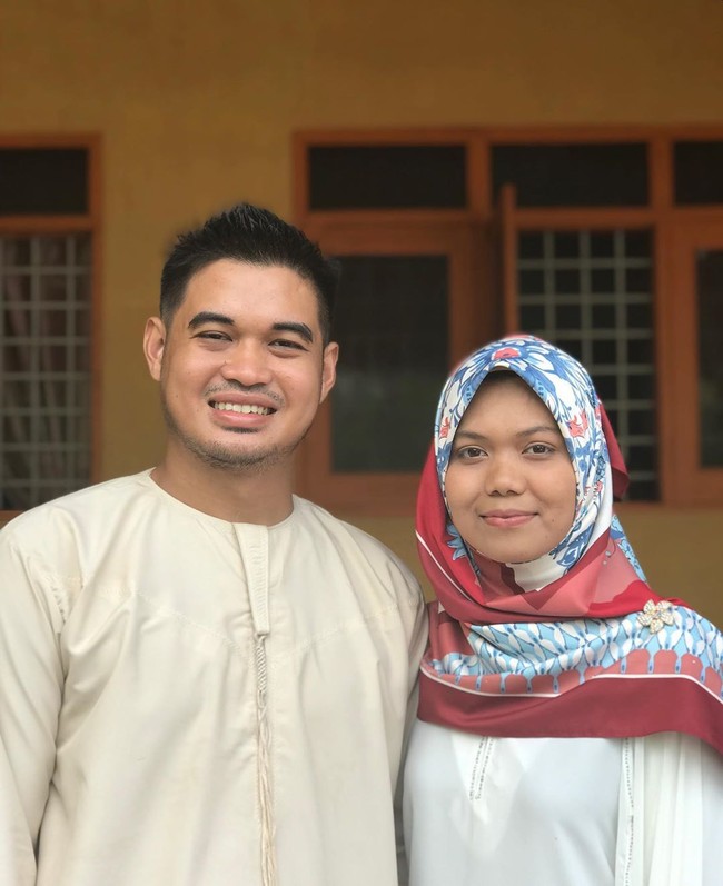 Khairul pun menambahkan bahwa ia biasanya paling lama dua hari tidak mengunjungi sang istri ke pemakaman. Khairul juga mengaku bahwa dirinya masih terbayang-bayang suara dan wajah istrinya yang meninggal pada Agustus kemarin. Foto: Instagram @acongbundle