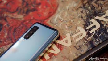 Kamera kedua telepohoto 12MP dengan aperture f/2.4 dan OIS. Kamera ketiga  16MP menawarkan ultra-wide angle.  Foto: Adi Fida Rahman/detikINET