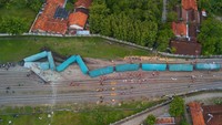 Foto udara gerbong kereta api yang keluar jalur rel akibat anjloknya Kereta Api barang 2704 pengangkut semen yang melaju dari stasiun Kampung Bandan menuju stasiun Kalimas di KM 52+926 di jalur stasiun Doplang, Blora, Jawa Tengah (12/12/2019). ANTARA FOTO/Yusuf Nugroho.