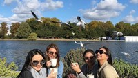 Ini dia potret cantik Nadia saat meminum kopi bersama para sahabatnya. Foto: Instagram @nadsap