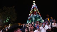 Tak mau kalah, di Bolivia para warga tampak menari bersama saat seremoni pohon Natal di kawasan Murillo Square, La Paz. AP Photo/Juan Karita.