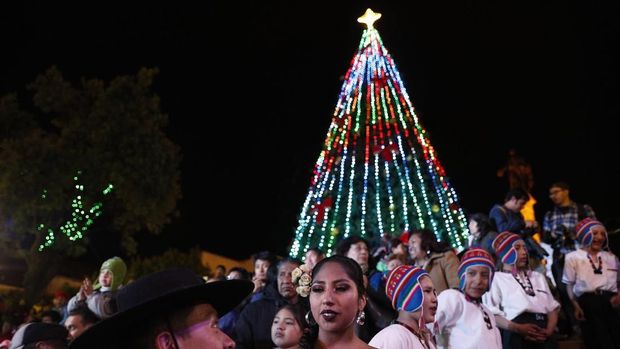 Sejumlah negara di berbagai belahan dunia sibuk mendekorasi pohon Natal. Penasaran seperti apa dekorasinya?