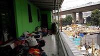 Kurang lebih ada 50 warga yang tinggal di masjid tersebut.