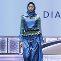 Fashion show Dian Pelangi memperagakan busana muslim dari songket Riau dengan tema Beauty In Diversity di Indonesia Sharia Economic Festival [ISEF] 2019, Jakarta Convention Center, Jakarta. Kamis [14/11/20109]. Foto: Mohammad Abduh/Wolipop