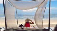Dia juga menikmati pantai di dekat The Westin Resort Nusa Dua, Bali.  (yukikt/Instagram)